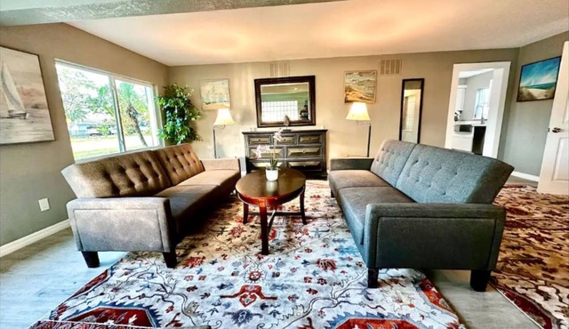 Cozy home w/AC&heater, sofa bed, sleeps 2 extra tranquil canal-side neighborhood