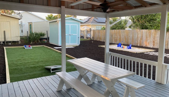 Cozy House, Walk to Beach 🏖️ Large Deck w/Corn Hole & Sandbox 🪣 Pet Friendly🐶