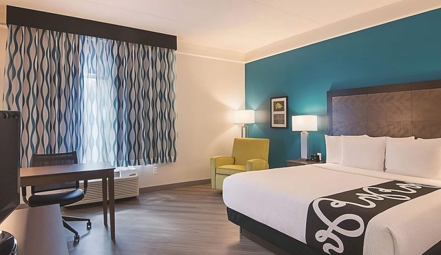 Cozy King Room, La Quinta Inn & Suites, Free Parking, Close to UCF