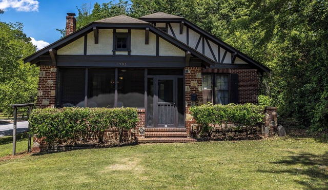 Cozy Midtown Bungalow near Ft. Benning