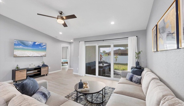 Cozy Modern Home - Walkable - 10 Min to Beach
