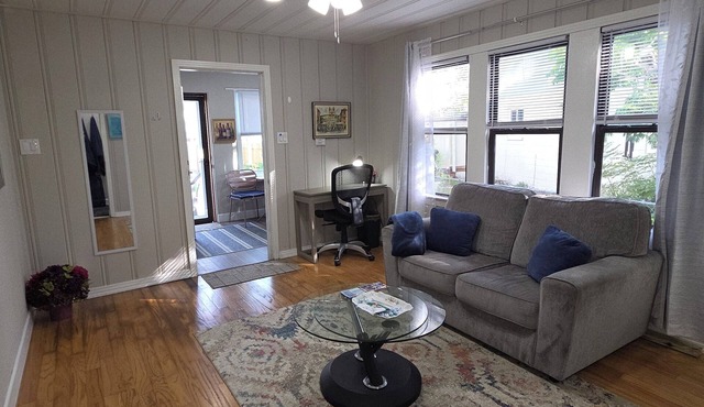 Cozy Oak House 1-bedroom Apt in amazing Tampa. Max 2 adults+ 25 Yrs old