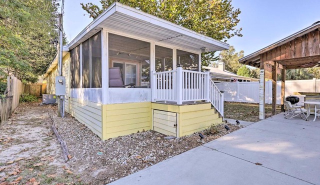 Cozy Off-Duty Retreat, 1 Block From River!