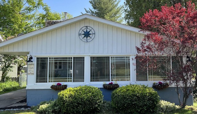 Cozy Pet Friendly Cottage, Partial Water View, Sleeps 7, Half Block from Beach!