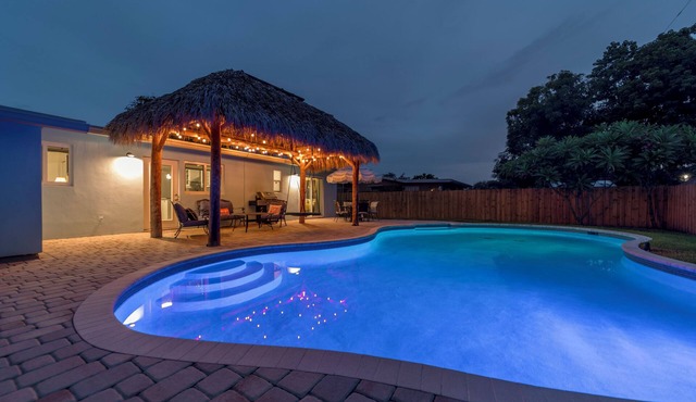 Cozy Pool house 1 mile to Deerfield Beach, Boca Raton, shopping & restaurants.