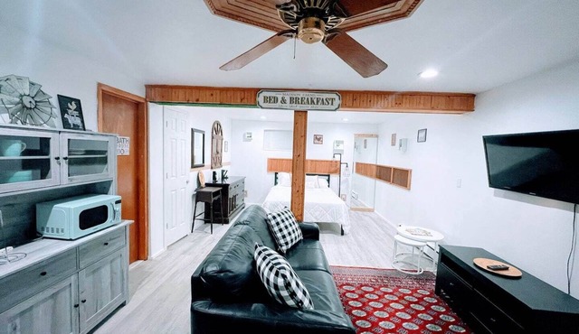Cozy private Farmhouse Studio with personal entrance near Bethpage State Park, golf courses, and the LIRR. A peaceful, comfortable stay close to parks, shops, dining, and transportation.