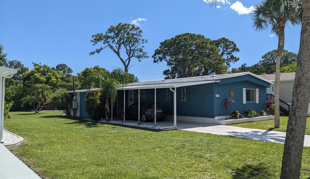 Cozy & quaint home just 10 min to beach.