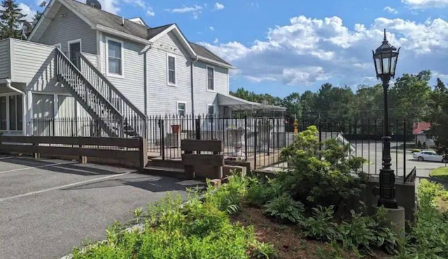 Cozy Rustic 2BR Retreat Near Park and Lakes
