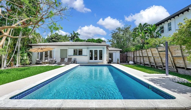 Cozy Summer Estate, Prime Location, Pool, Private