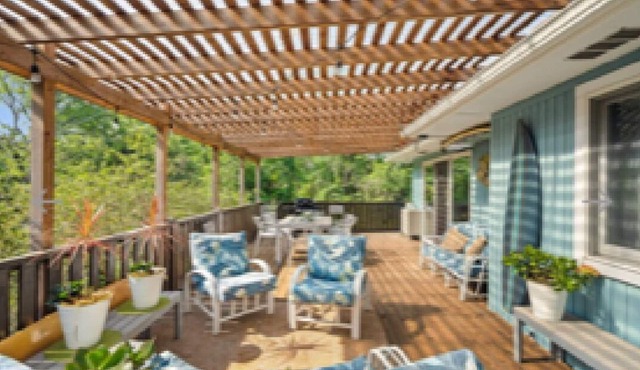 Cozy sun drenched beach cottage private beach & hot tub. Walk 2 town & Gurneys.