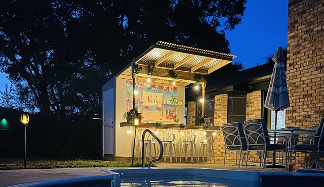 Cozy tiki retreat w/ private pickleball court, hot tub & pool!