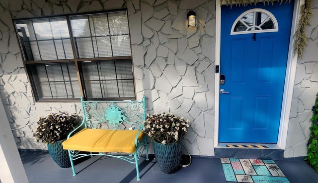 Cozy two story townhome, only 5 min away from Beautiful Emerald Coast.