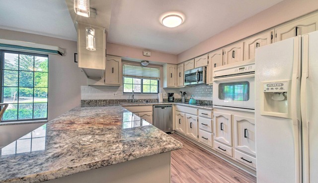 Cozy West Bloomfield Home - Fishing Nearby!