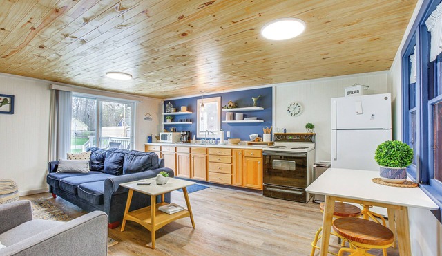 Cozy Wellston Cabin - Walk to Crystal Lake!