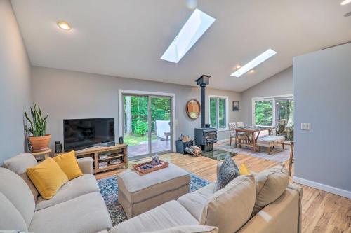 Cozy Whitehall Hideaway w/Hot Tub + Chiminea!
