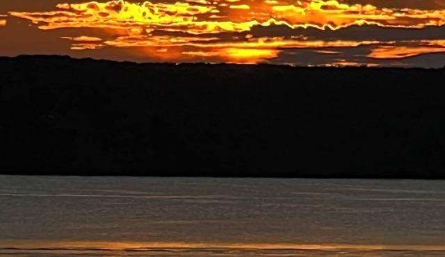 CozyStudio sitting on 2.5 acres on Hubbard Lake with WiFi, AC