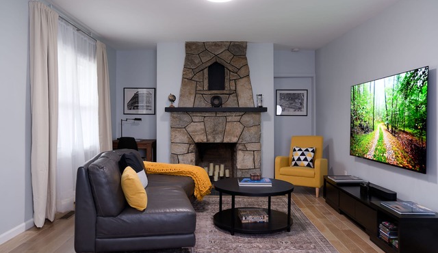 'Croton Quarters' - Comfortable Apt with Modern Amenities near Food, NYC Close!