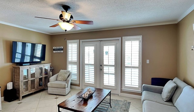 Crystal Beach Condo, Community Pool, Across from the Beach!