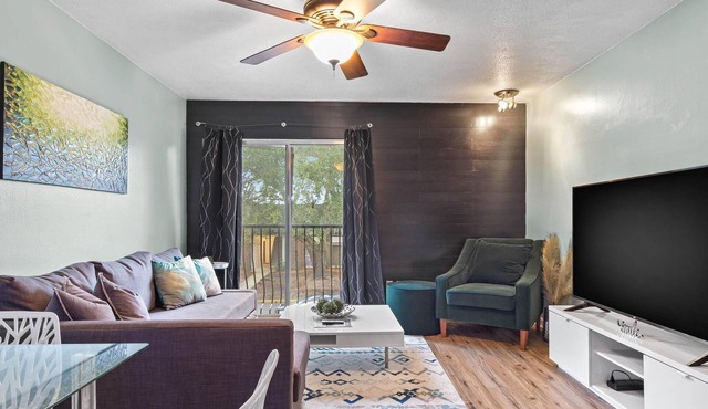 Cute Condo Close to Campus - Walk to Shands/Pool!
