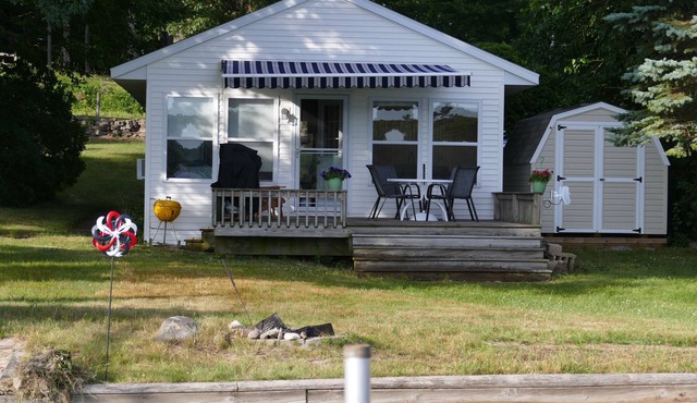 Cute lakefront cottage on all-sport Little Sand Lake