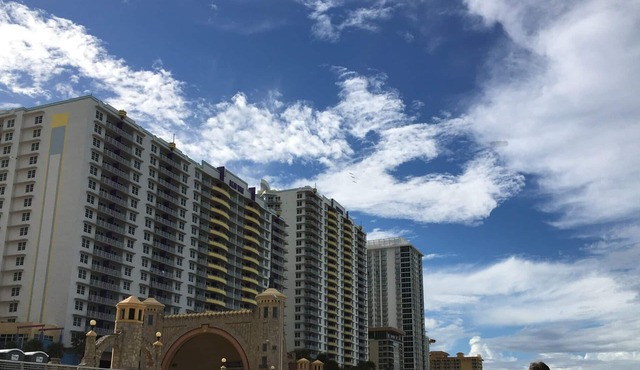 Daytona Beachfront Resort Right-On-the-Boardwalk adjacent to Bandshell