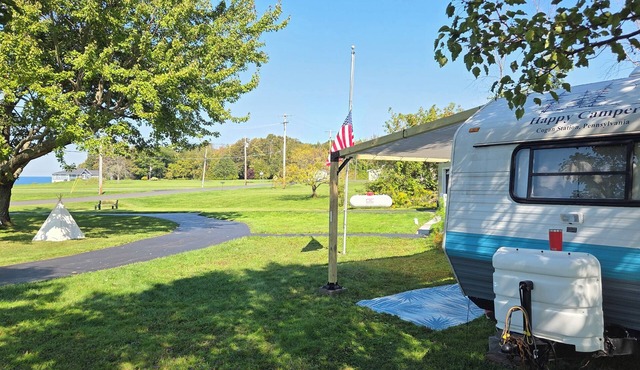 Dee's Tranquil Escape by the Lake a Cozy Camper in Oswego NY with AC & heat