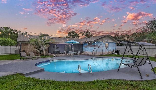 Delighted Modern Home private pool&patio