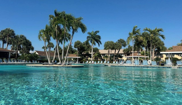Delightful Naples Condo with large Resort Pool and Pickleball/Tennis Courts