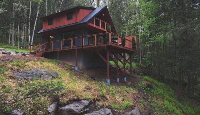 Design-forward retreat, walkable to Callicoon
