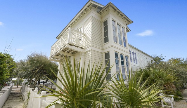 Directly Across from Beach in SeasideFL, Sleeps 4, and 2 Adult Bikes!