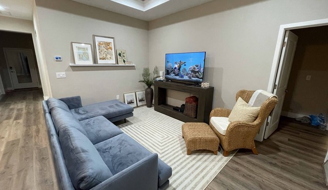 Discount for 30+day stays, fast Wi-Fi, work desk! Pet friendly! Close to beaches