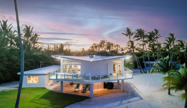 Discover 'The Oasis': a stunning 3-bedroom retreat in Islamorada with a heated private pool.