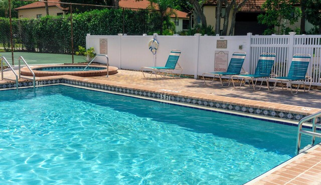 Dive Into Your Dream Vacation! 3 Great Units, Free Parking, Outdoor Pool