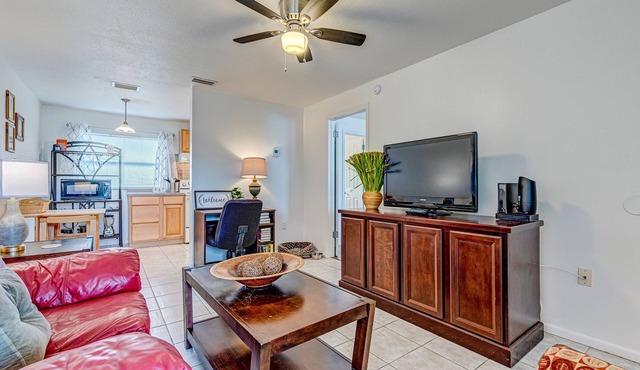 Dog‑Friendly Beachside Condo — Short Drive to the Sand, AC & Beach Gear Included! 🌊