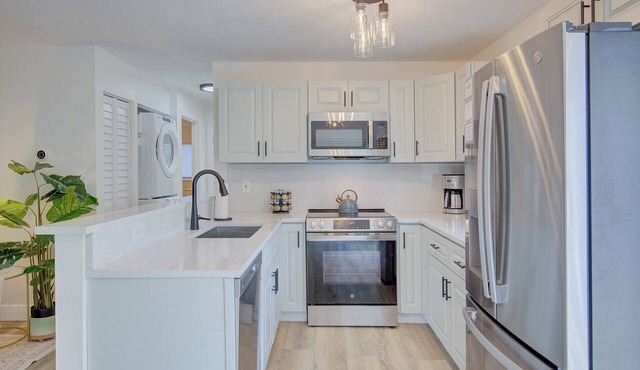 Dog Friendly Condo Quiet Locale King Beds 1 Mile to Honeymoon Island