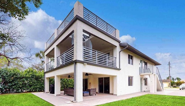 Dog-friendly duplex with a patio, deck, washers, dryers, & central AC