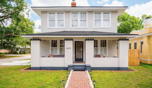 Dog-Friendly Farmhouse – 4BR Fenced Yard, Porch, Walkable to Restaurants & Cafes