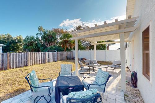 Dog-friendly home near beach with enclosed yard grill W&D AC garage & WiFi