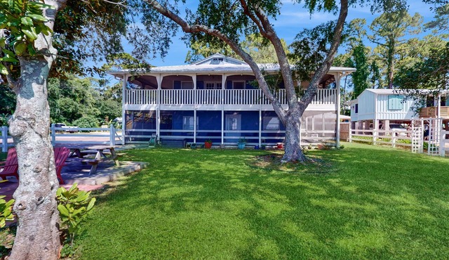 Dog friendly home overlooking the Gulf with classic veranda, yard & sunrise view