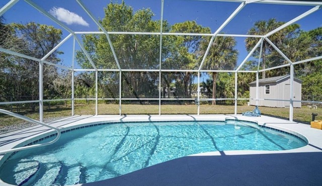 Double Lot Canal Front Ranch- KING Bed -Heated Pool Near Warm Mineral Springs