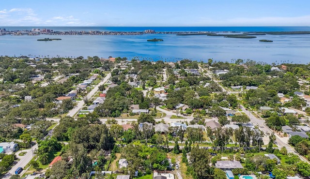 Downtown Dunedin With Privacy Yet Close To It All