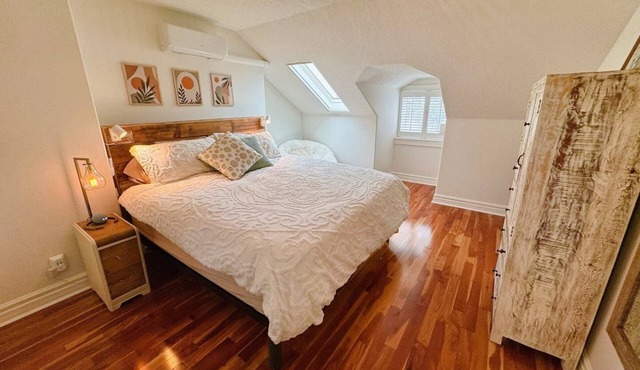 Downtown Kingston Heritage Home! Parking,Deck, 5 min from water & downtown core in Kingston