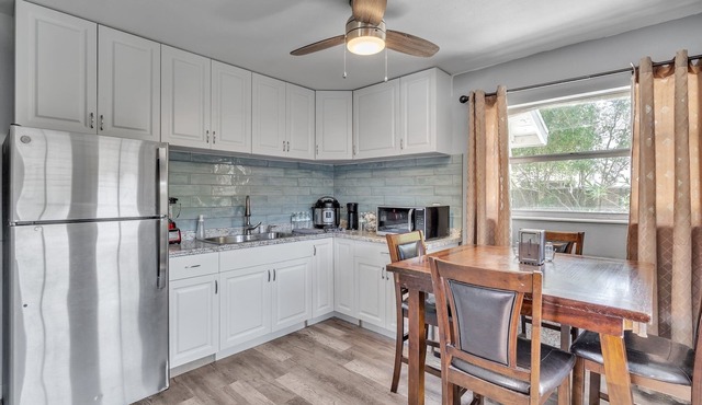 Downtown Single Family Modern Bungalow close to beaches and dining by RedAwning