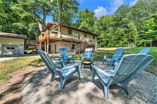 Duck Lake Escape, Dock, Game Room, Kayaks, 7 Beds, Close to Traverse City