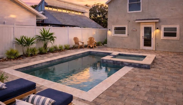 Elegant 3 bedroom bayshore home with pool and hot tub