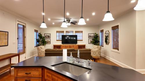 Elegant Loft Located Right On Broad Street