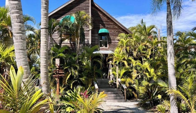 Emerald Palms Island Escape - 4 BR Tropical Oasis on Pine Island