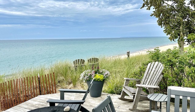 Empire Beach House - Lake Michigan cottage with firepit, grill & furnished deck