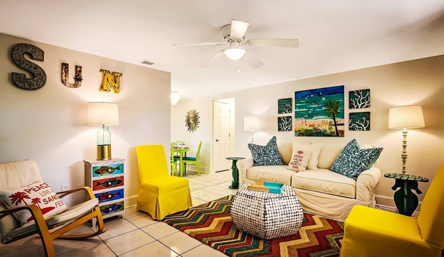 END OF SUMMER RATES! Cozy cottage central location-Private patio-3 min to beach!