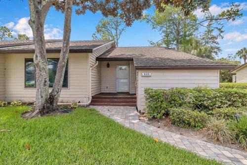 Endless Summers - Golf-view condo w beach access